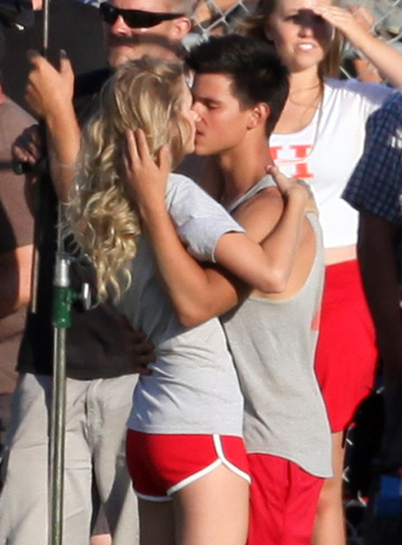 Taylor & Taylor kissing while filming Valentine's Day
