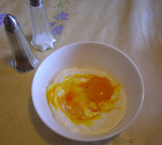Mix the cream and egg yolks