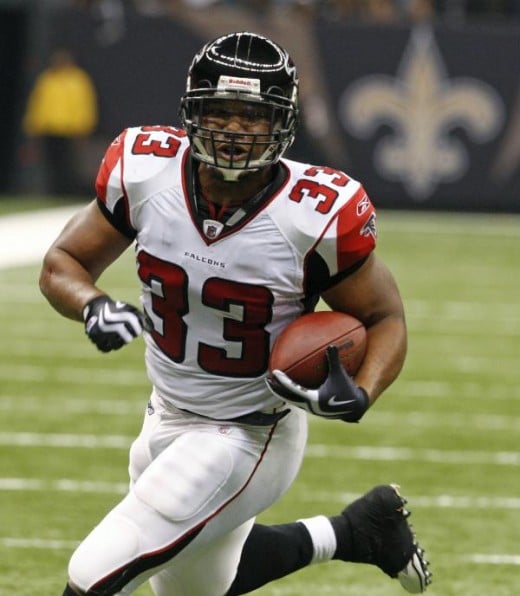 Atlanta Falcons running back Michael Turner (33) heads for a touchdown against the New Orleans Saints in the first half of an NFL football game in New Orleans, Monday, Nov. 2, 2009. (AP Photo/Bill Haber)