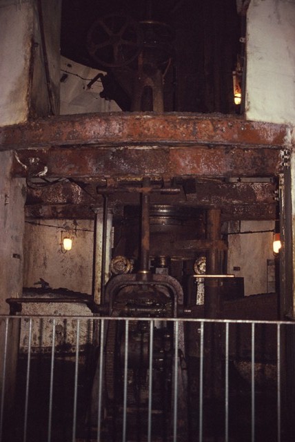 Mechanism for raising and lowering artillery guns inside Fort Douaumont at Verdun