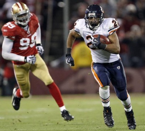 Chicago Bears #22 Matt Forte runs from San Francisco 49ers #99 Manny Lawson in the third quarter of an NFL football game in San Francisco, Nov. 12, 2009. (AP Photo/Marcio Jose Sanchez)