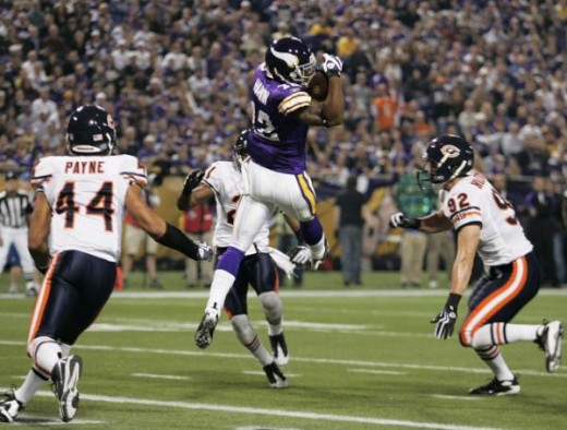 Percy Harvin, center, catches a touchdown pass in front of Chicago Bears' Hunter Hillenmeyer (92) and Kevin Payne (44) during their NFL football game Sunday, Nov. 29, 2009, in Minneapolis. (AP Photo/Andy King)