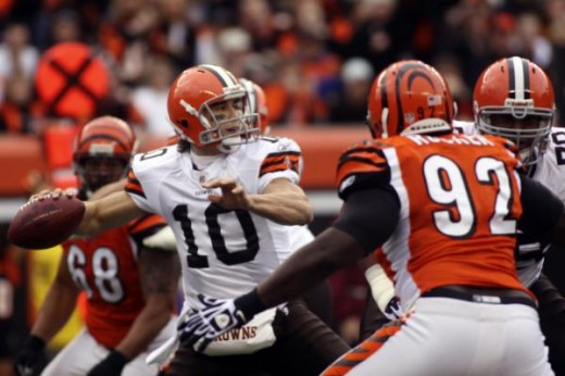 Brady Quinn drops to throw a pass (AP Photo/Tony Tribble)