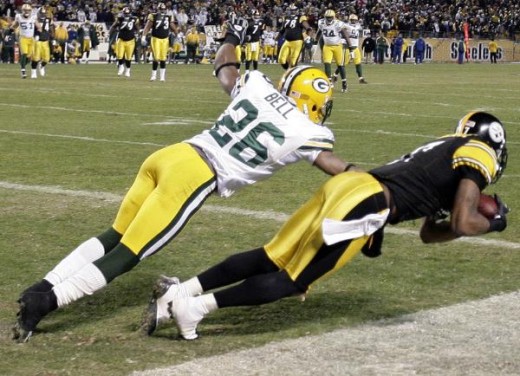 ittsburgh Steelers receiver Mike Wallace, right, catches a touchdown pass from Steelers quarterback Ben Roethlisberger in front of Green Bay Packers' Josh Bell (26) with time running out in the fourth quarter of an NFL football game Sunday, Dec. 20, 