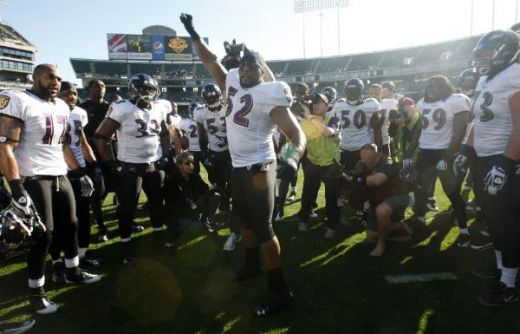 Baltimore Ravens linebacker Ray Lewis (52) before an NFL football game against the Oakland Raiders in Oakland, Calif., Sunday, Jan. 3, 2010. (AP Photo/Marcio Jose Sanchez)