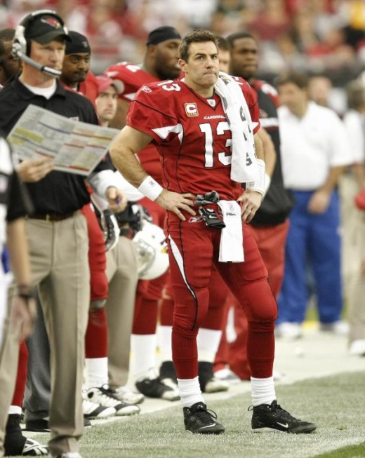 Arizona Cardinals quarterback Kurt Warner (13) watches from the sidelines against the Green Bay Packers during the first half on an NFL football game Sunday, Jan. 3, 2010 in Glendale, Ariz. (AP Photo/Matt York)