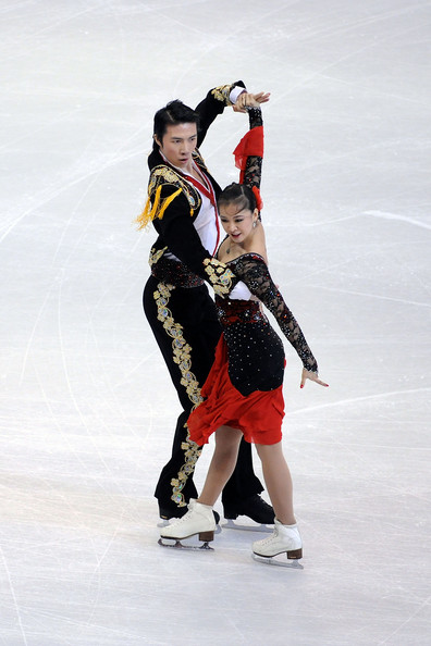 Xintong Huang and Xun Zheng of China compete in the Cumpulsory Dance competition during the 2009 ISU World Figure Skating Championships on March 24, 2009 at Staples Center in Los Angeles, California. (Photo by Harry How/Getty Images