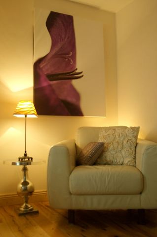neutrals in a small area + accent colour in dramatic wall art.