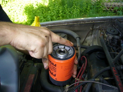 Lubricate Rubber Gasket of Oil Filter (autorepair.about)