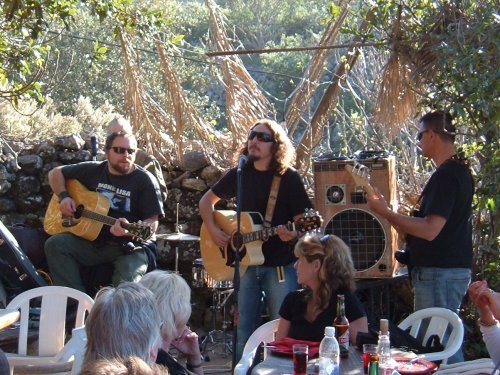 Live music at El Risco. Photo by Steve Andrews