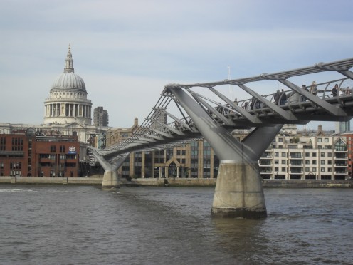the "wobbly bridge" into the city and St Paul's cathedral