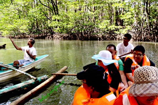 Our boatman doing a duet with Mg Untoy