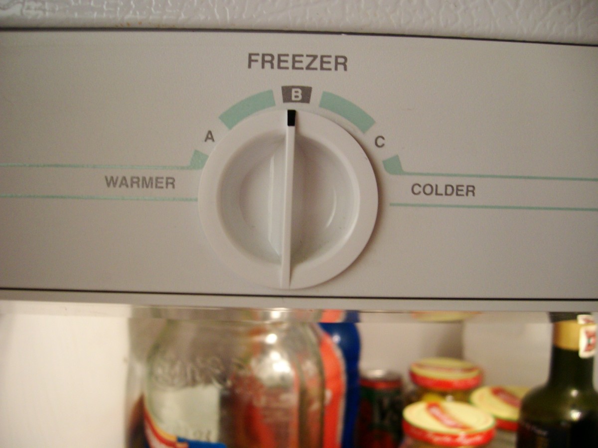 What is the average temperature for the lowest setting on a refrigerator's thermostat?