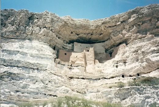 This location would be a perfect place for a tribe to protect itself from enemies.