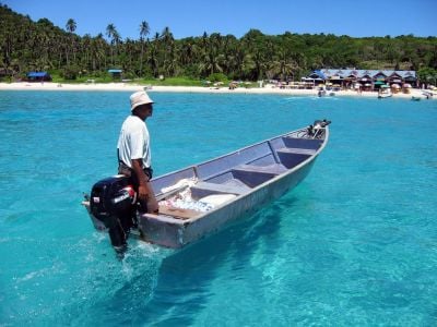 Wow.. look at the crystal clear water below the boat