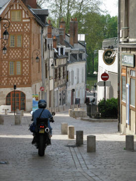 A narrow street