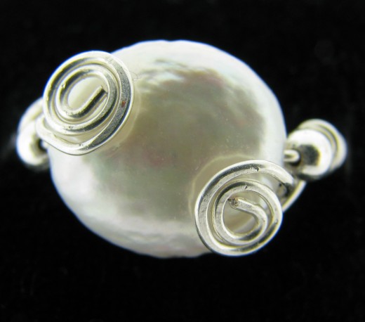 Simple but elegant coin pearl ring