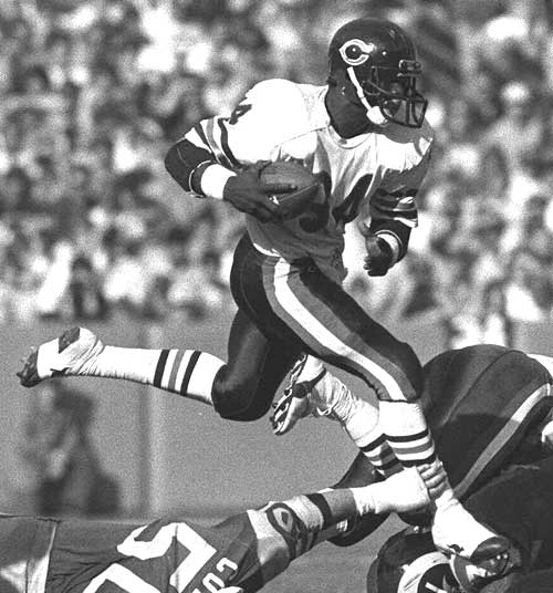 Payton is pursued by a Rams tackler in this 1986 photo. (AP PHOTO) 
