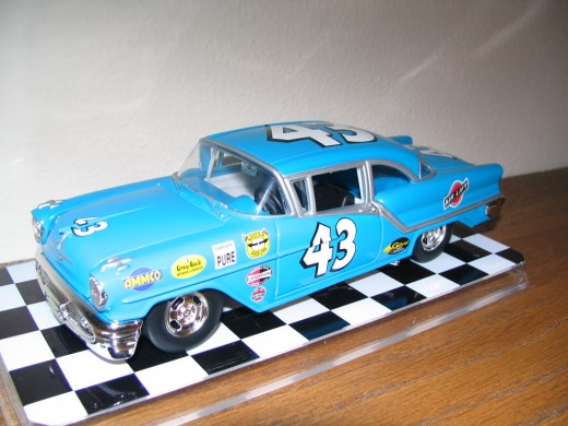 Diecast Model of Richard Petty's late fifties Oldsmobile.  Source: Photobucket, statonflurry