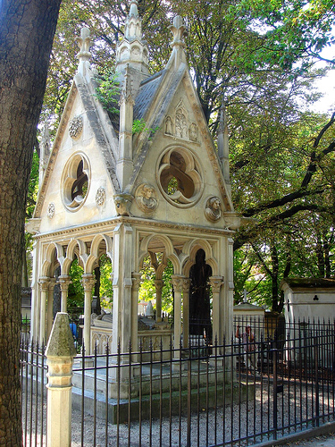 Grave of Heloise and Abelard in the cemetery of Pere Lachaise. Image credit: flickr.com
