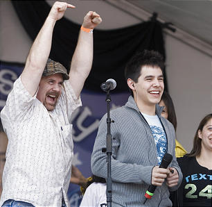 David Archuleta and his dad, Jeff Archuleta - "Stand By Me"...  or else! Who do you think is more into this moment on "David Day"?