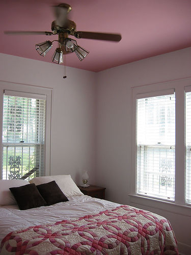 Peaceful, romantic feng shui bedroom except for the overhead light Photo: bmitd67 @flickr