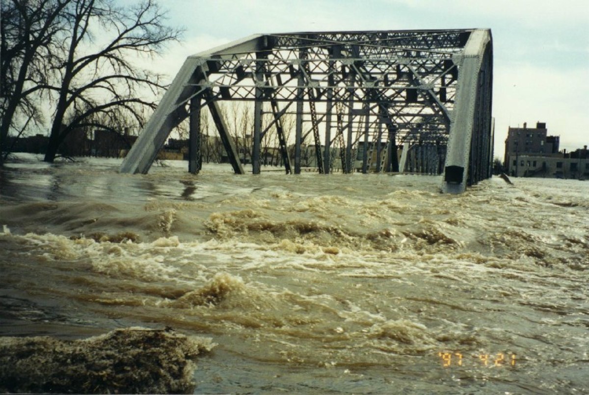 IN 1997 THE RAGING RED RIVER FLOODED GRAND FORKS NORTH DAKOTA