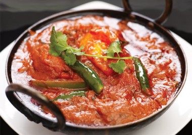 Delicious chicken jalfrezi recipe cooking using garam masala.
