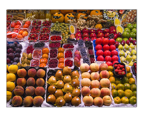Loads of fresh fruit in season! photo: Paco CT @flickr