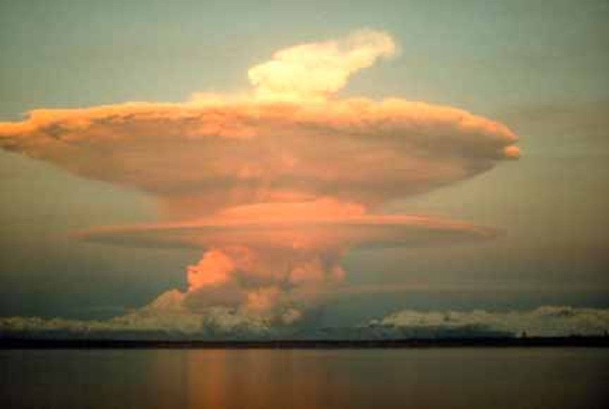 Cloud formed after eruption in Redoubt Volcano on April 21, 1990.