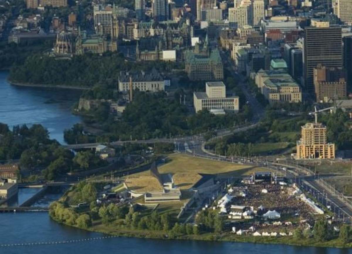 Aerial view of Ottawa in 2007.