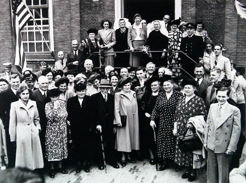 Eleonor Roosevelt during her visit to Oud Vossemeer (in the back on the stairs, middle)