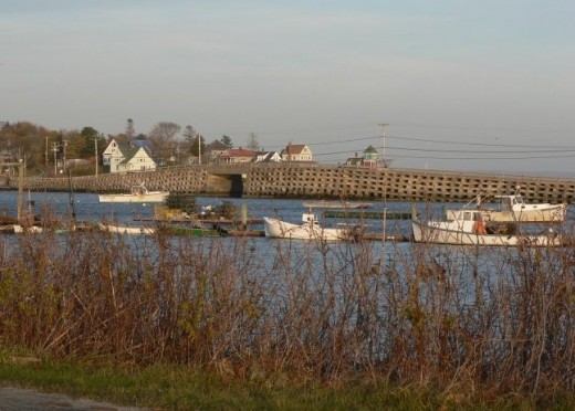 Here you can see the unique construction of the bridge, entirely of cut stone placed in layers, with gaps for the water to go through.