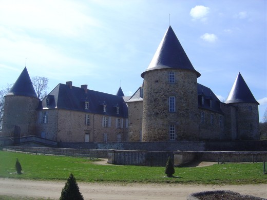 The castle of Rochebrune is only ten minutes away.