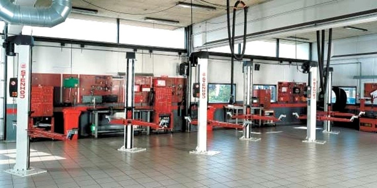 These are high quality hoists on a good floor, and this sort of layout impresses your customer and makes your mechanics happy and safe as well!