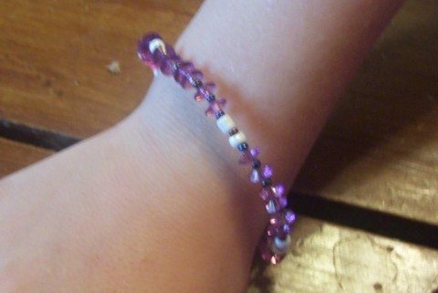 Single strand bracelets offer a variety of options and can look beautiful and simple. 