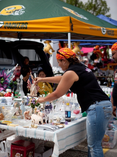   The allure of a Flea market is great weather and the sheer volume of cool "stuff"! Courtesy  http://www.fleamarkets.org/nfma-photogallery/PhotoGallery.asp?Imageid=78&btn=next#78