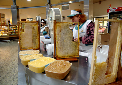 Making honey at Kuznechny Market