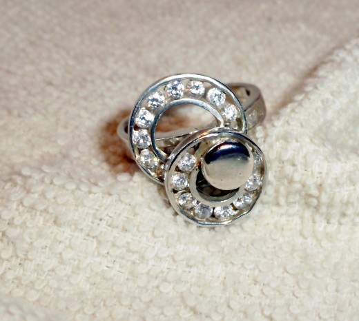 A spinner setting makes a great right-hand diamond ring.