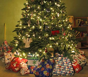 Use effective Christmas internet Marketing to make sure products from YOUR website end up under the tree this Christmas.