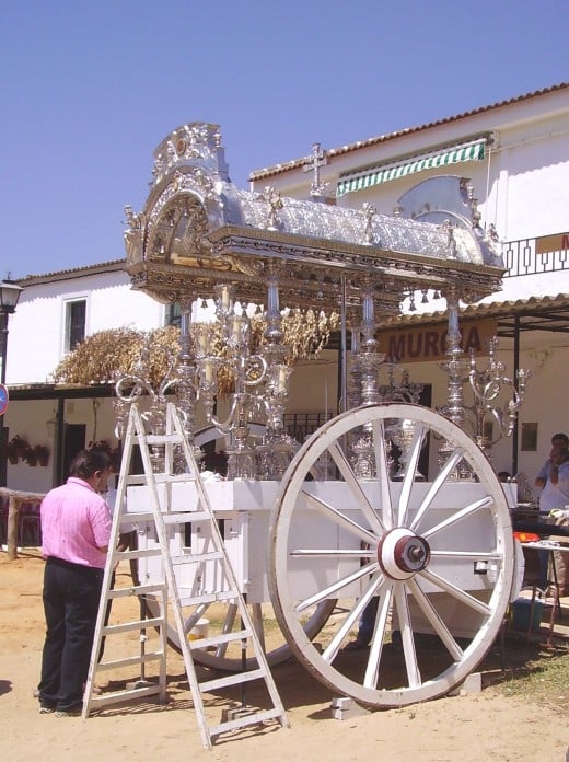 The wagons carrying the Madonna Characters are called Simpecados and they are produced in silver or gold