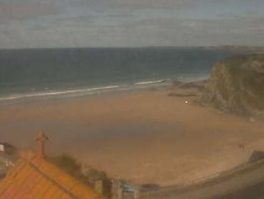Newquay Webcams and Surf Webcams in Newquay.  Surfers Hotel, Narrowcliff - Tolcarne Beach Webcam.