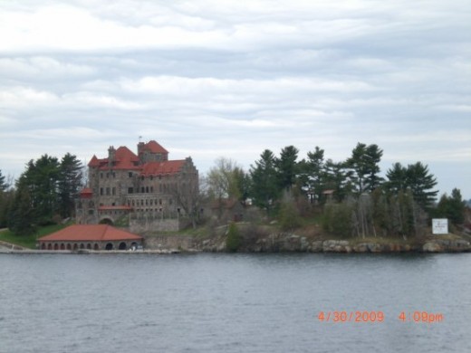 Singer Castle @ Dark Island (Courtesy of Electrician Arezza)