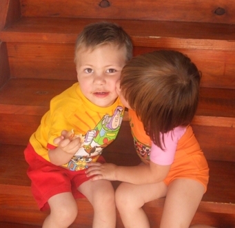 And there he is, MY DATE, three years old today, my darling grandson Julian, accepting a kiss from his favorite cousin, Mia. 25/09/2010.. BUT THIS WAS LAST YEAR! 
