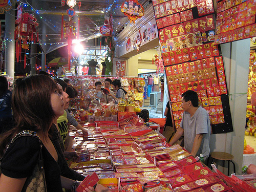 Stall selling a wide variety of hongbao in Chinatown, Singapore. Credit: hslo/Flickr