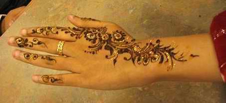 Mendhi on women or hand painting during Diwali (Photo credit :Siqbal)