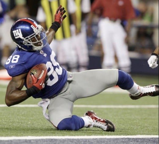 New York Giants wide receiver Hakeem Nicks makes a reception for a touchdown against the Dallas Cowboys during the first half of an NFL football game Monday, Oct. 25, 2010, in Arlington, Texas. (AP Photo/LM Otero)