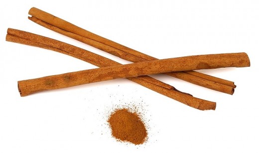 Cinnamon sticks and powder (Photo by: Luc Viatour)