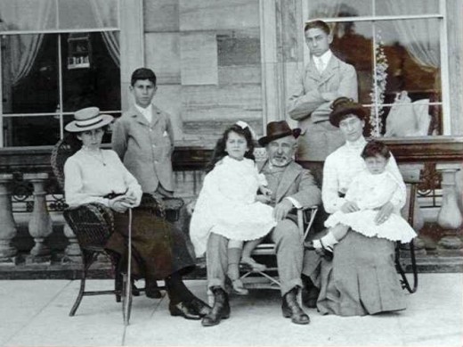 Marks and his family on a visit to England c1903. From left to right are Girlie 1889, Joe 1892, Dolly 1897, Sammy, Louis 1885, Bertha and Phil 1900. Ted 1894 is absent. Image Wikipedia
