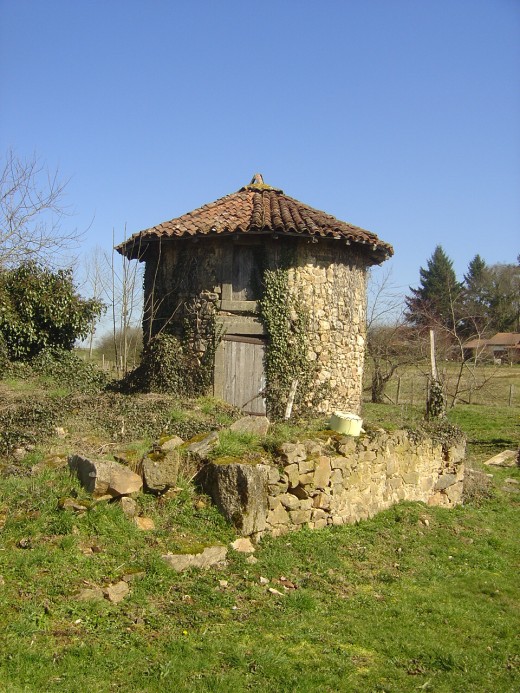 This walk near Vayres takes you past an ancient Cledier or Chestnut drying house